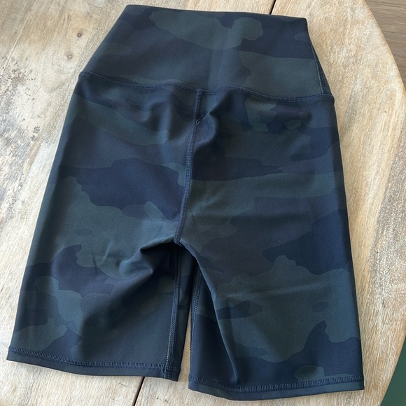 NWT Alo Yoga Camo Biker Short - Picture 2 of 2